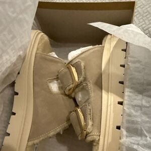 Steve Madden slides snuggle sand